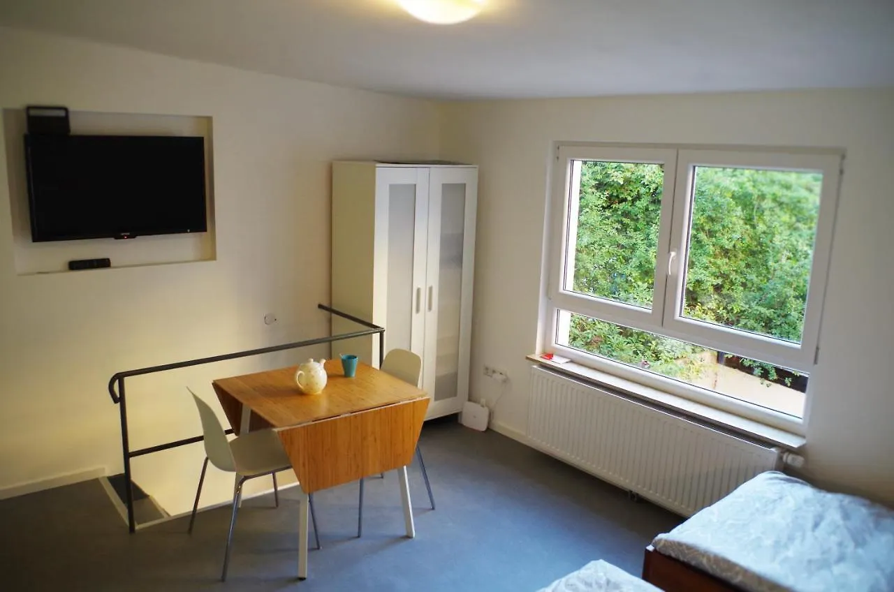 Apartment In Altstadt-/Messenaehe, Zentral & Ruhig contacts